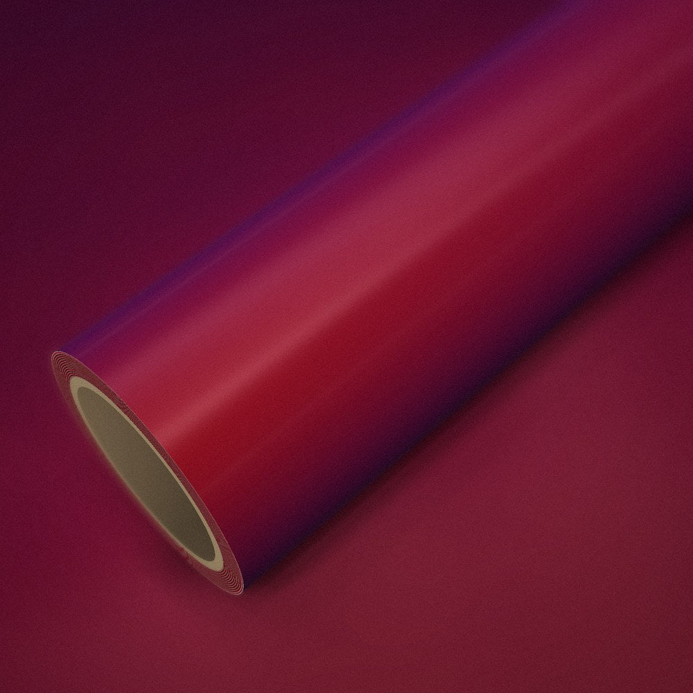 Rotolo di pellicola magic rosso (color flip) su un foglio della stessa pellicola
