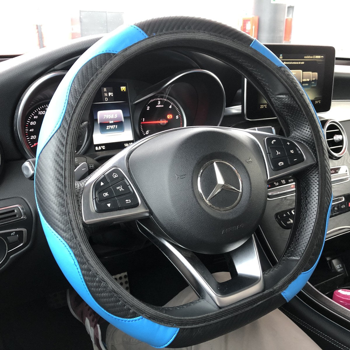 Coprivolante blu montato su un’auto