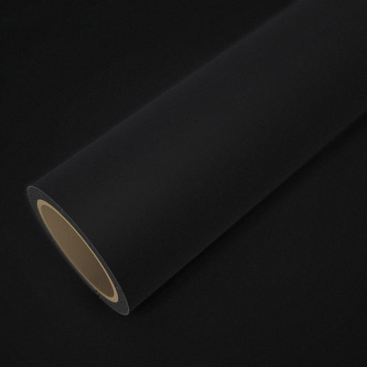 Rotolo di pellicola nero opaco su un foglio della stessa pellicola