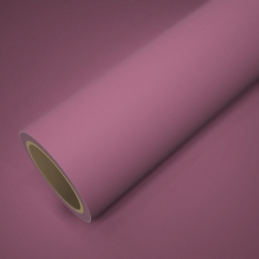 Rotolo di pellicola rosa opaco su un foglio della stessa pellicola