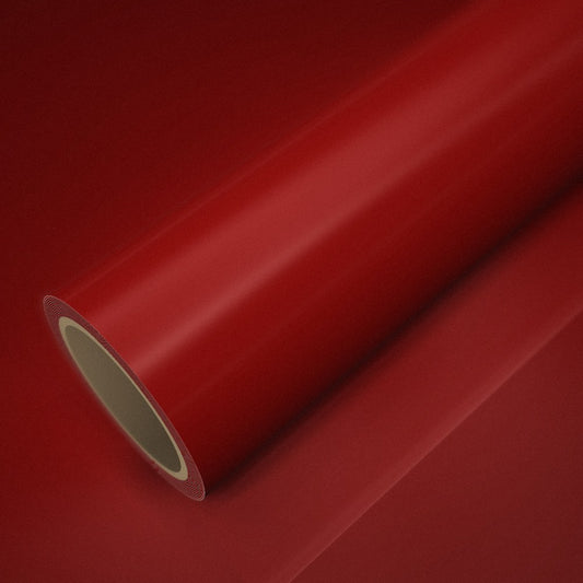 Rotolo di pellicola rosso lucido su un foglio della stessa pellicola