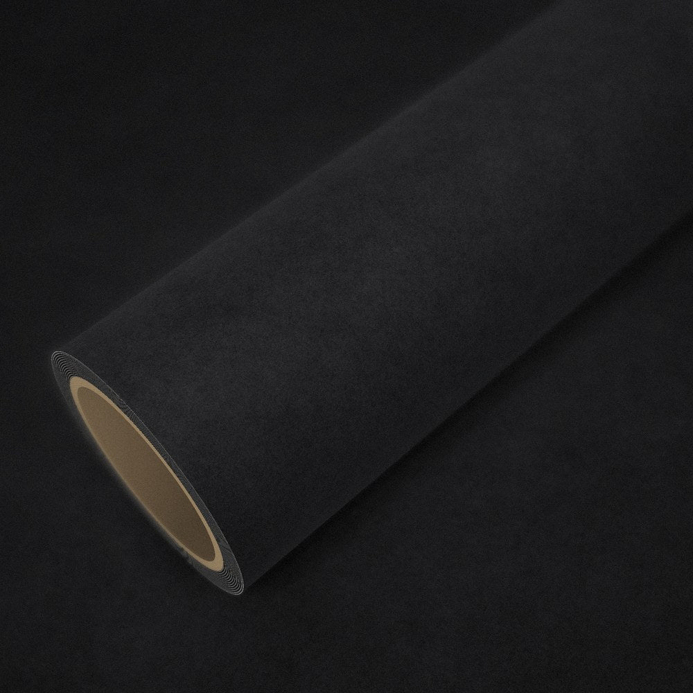 Rotolo di pellicola effetto alcantara nero su un foglio della stessa pellicola